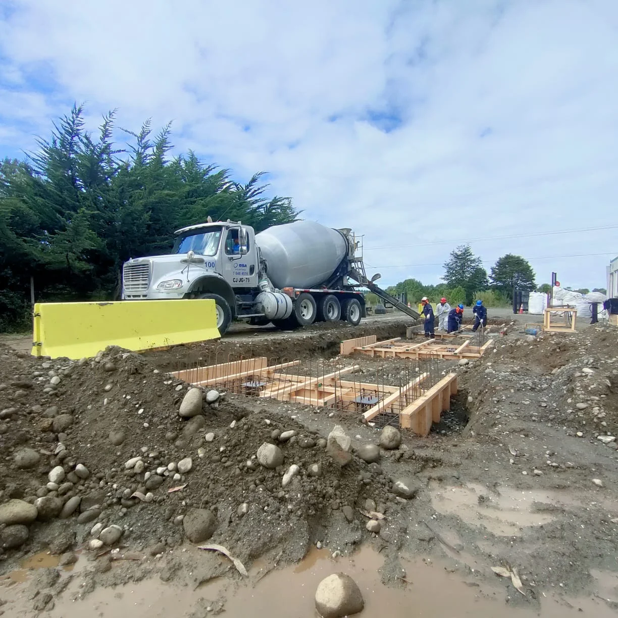 Obra civil en terreno con camión mixer de Molinstec