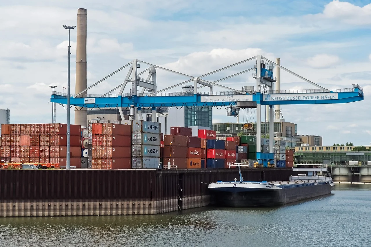 Grúa portuaria cargando contenedores